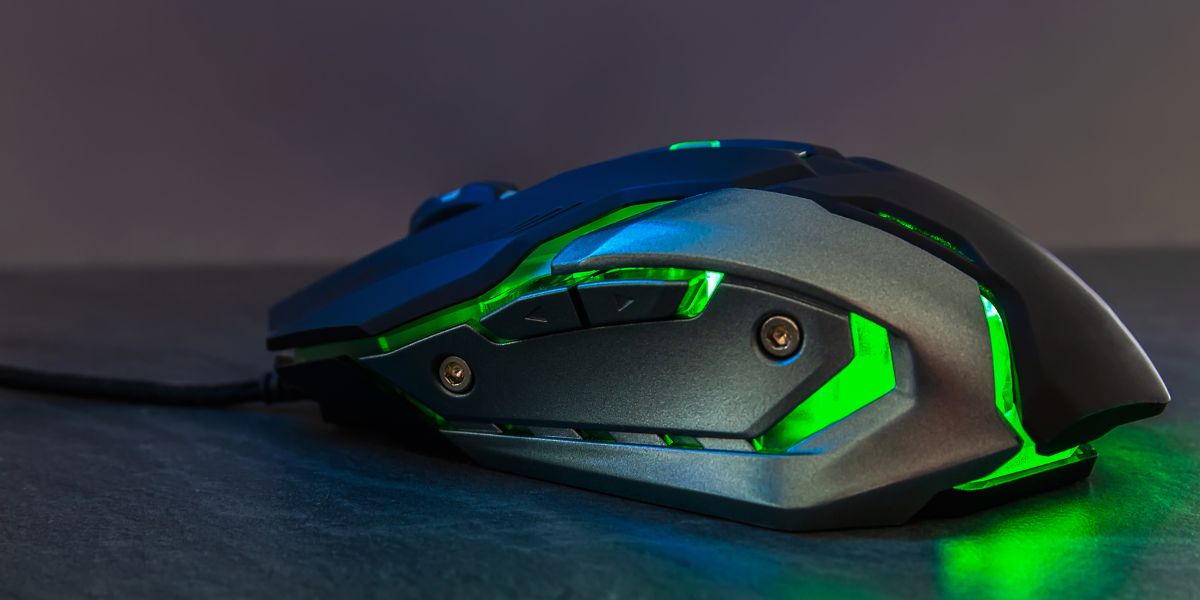 Holding-A-Gaming-Mouse-1