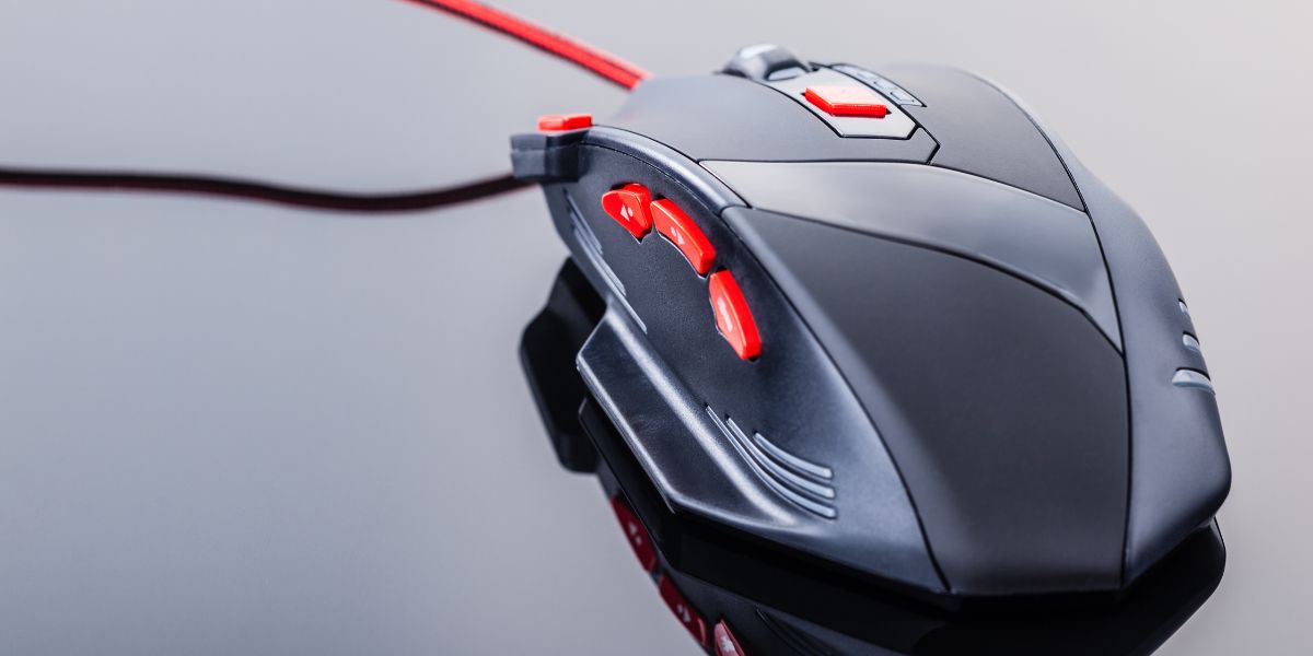 Holding-A-Gaming-Mouse-2